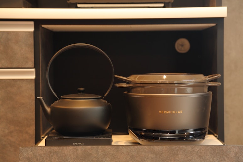 BALMUDA製の電気ケトルとVERMICULAR製の高性能炊飯器です。美味しいコーヒーやワン...