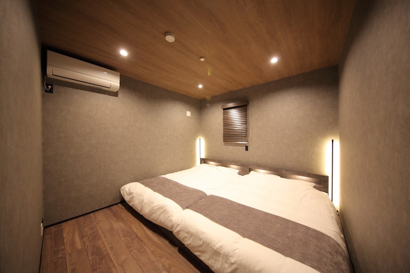 木のぬくもりを感じさせるフローリングと、間接照明が織りなす柔らかな光が心地よい空間を演出します。