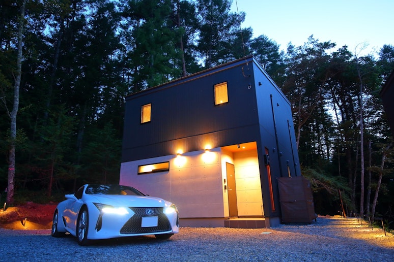 スタイリッシュな外観はライトアップすると幻想的な雰囲気を演出し、日常を忘れさせてくれます。