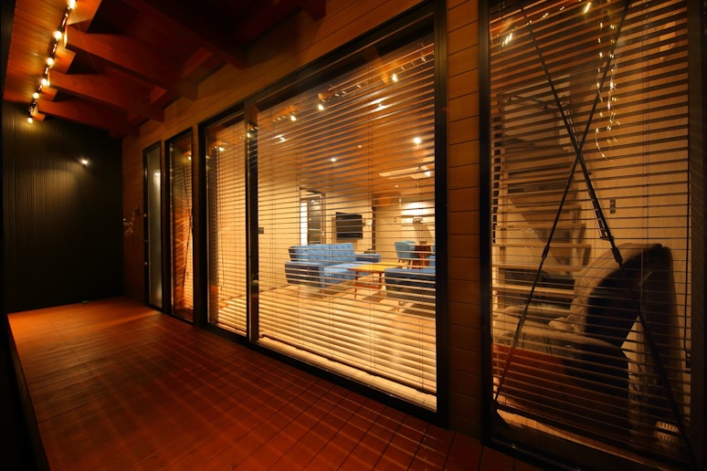 温かみのある照明に照らされたウッドデッキは、夜の帳が降りた後も心地よい空間です。