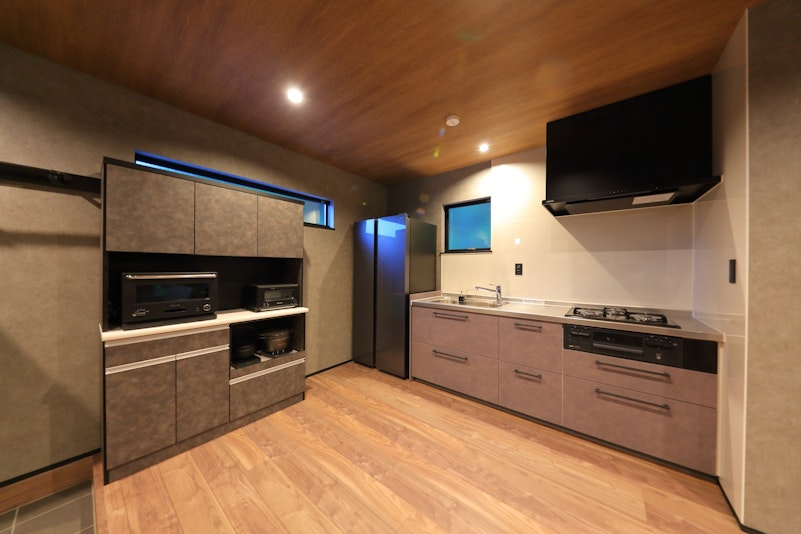 コンロ、冷蔵庫に電子レンジなど基本的な調理家電を揃えていますので、様々なお料理を楽しむことがで...