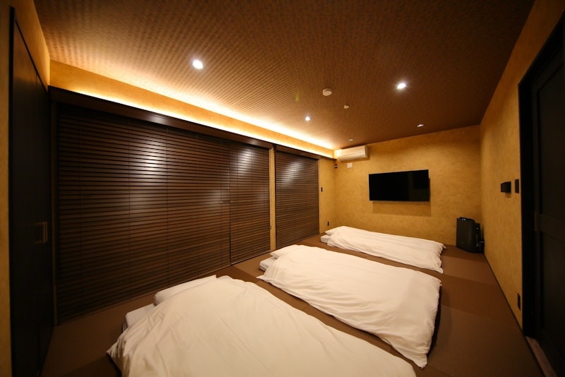 温かみのある照明に包まれた、落ち着いた雰囲気の寝室です。