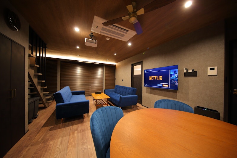 55インチの大型テレビで動画を楽しみながら、家族やご友人の方たちと団欒のひと時をお過ごしください。