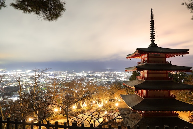 朝倉浅間公園は富士山と桜、そして五重塔という絶景スポットが見られる事で有名な観光場所です。春の...