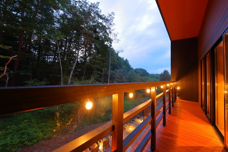 ウッドデッキの目の前には豊かな森が広がっており、自然を間近に感じることができます。