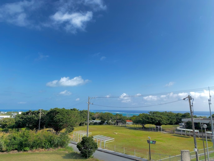 百名ビーチまですぐそこ。向かいにはテニスコートも。