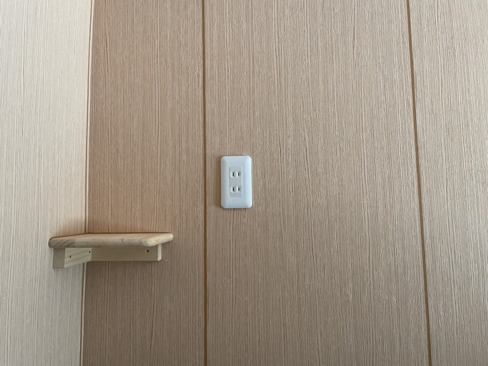 それぞれのベットの脇にはスマホ用のコンセントとスペースがあります。