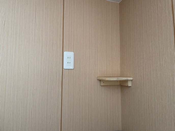 それぞれのベットの脇にはスマホ用のコンセントとスペースがあります。