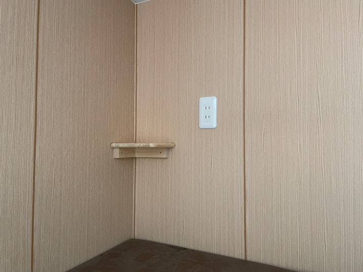 それぞれのベットの脇にはスマホ用のコンセントとスペースがあります。