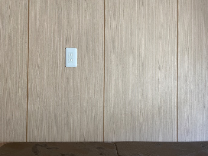 それぞれのベットの脇にはスマホ用のコンセントとスペースがあります。