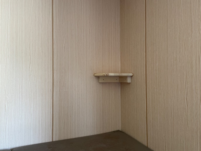 それぞれのベットの脇にはスマホ用のコンセントとスペースがあります。