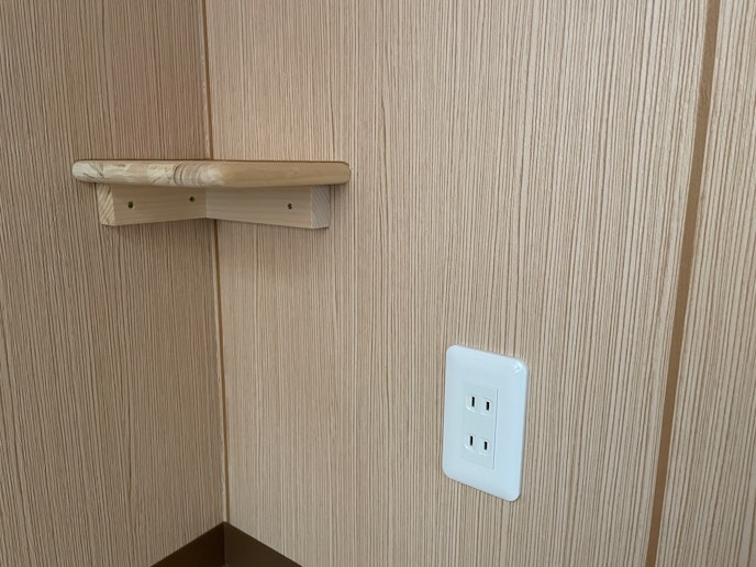 それぞれのベットの脇にはスマホ用のコンセントとスペースがあります。