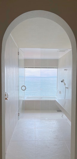 まるで海に浮かんでいるかのような、贅沢なバスタイムを。...