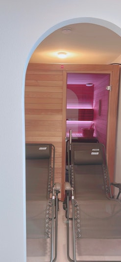 HARVIA（ハルビア）社製ヒーターによる本格ロウリュが可能で、木の香りと静寂に包まれながら、...