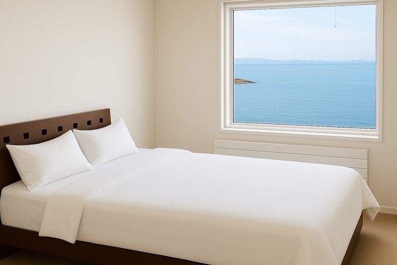 シンプルで洗練された空間に、フランスベッド製のセミダブルベッドを設えました。...