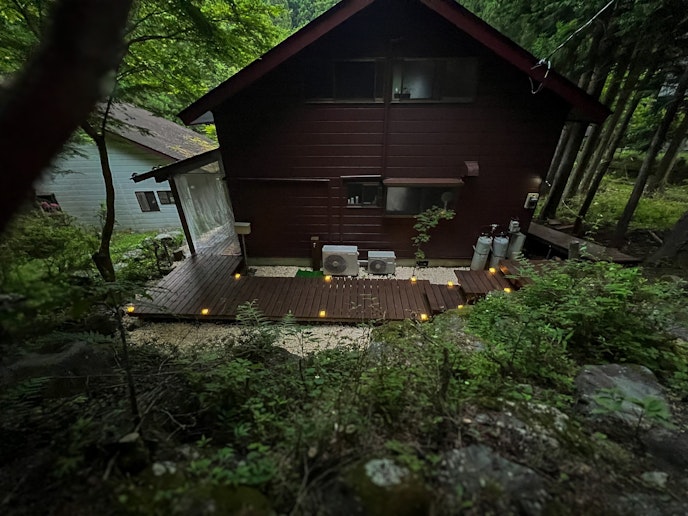 緑深い森に囲まれたコテージは、まるで時間がゆっくりと流れる別世界