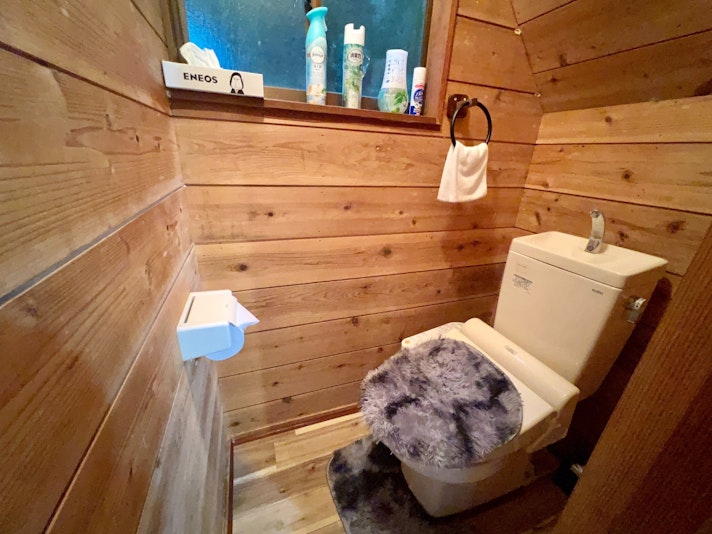 温もりを感じる木目調トイレ