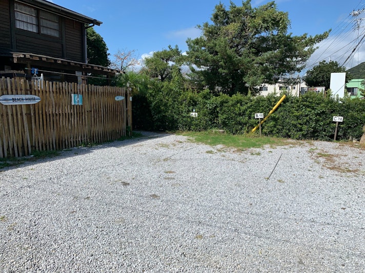 ログハウス前の駐車場