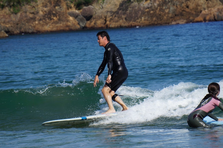 弓ヶ浜でサーフィン