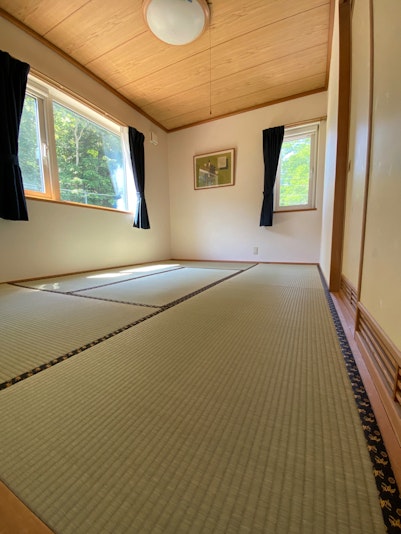 畳部屋（寝室２）からは庭園と森の景色が一望できます