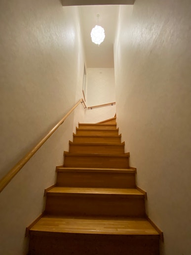 玄関で靴を脱ぎそのまま階段へお進み下さい