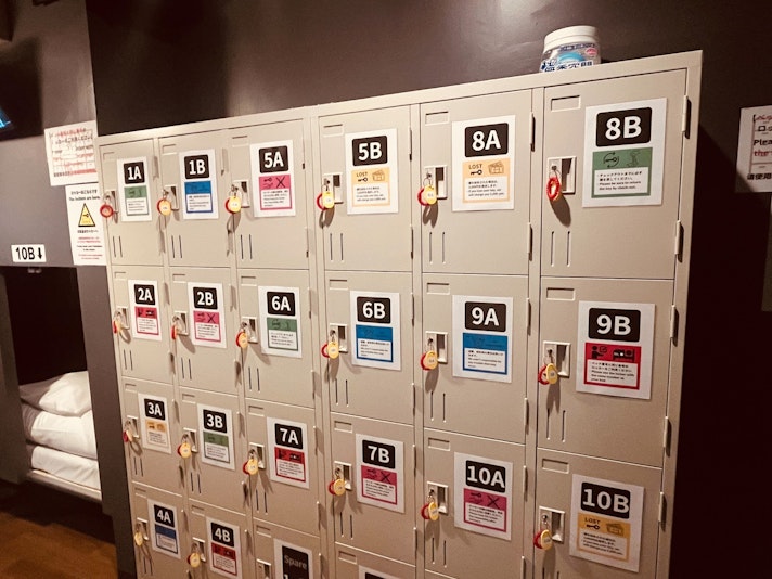 客室内にロッカー有