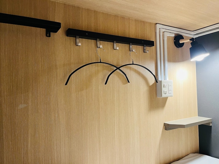 ドミトリー内にはハンガー掛け、タオル掛けございます