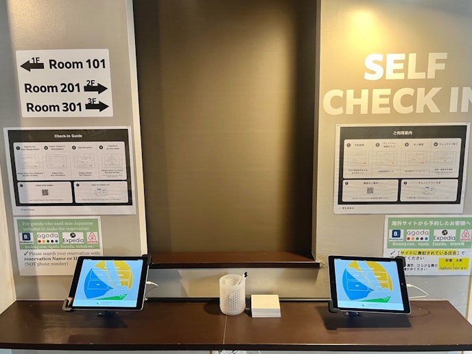 エントランスのタブレットで簡単セルフチェックイン！