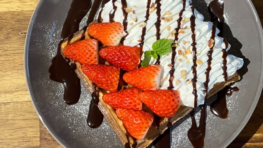 イチゴチョコワッフル（maruru cafe)。契約農家さんの摘み立てイチゴを使用