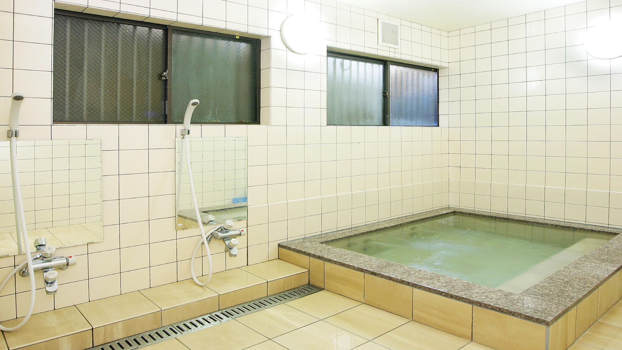 ≪小浴場≫アルカリ単純泉のとても柔らかなお湯の温泉です。お肌がスベスベになりますよ♪