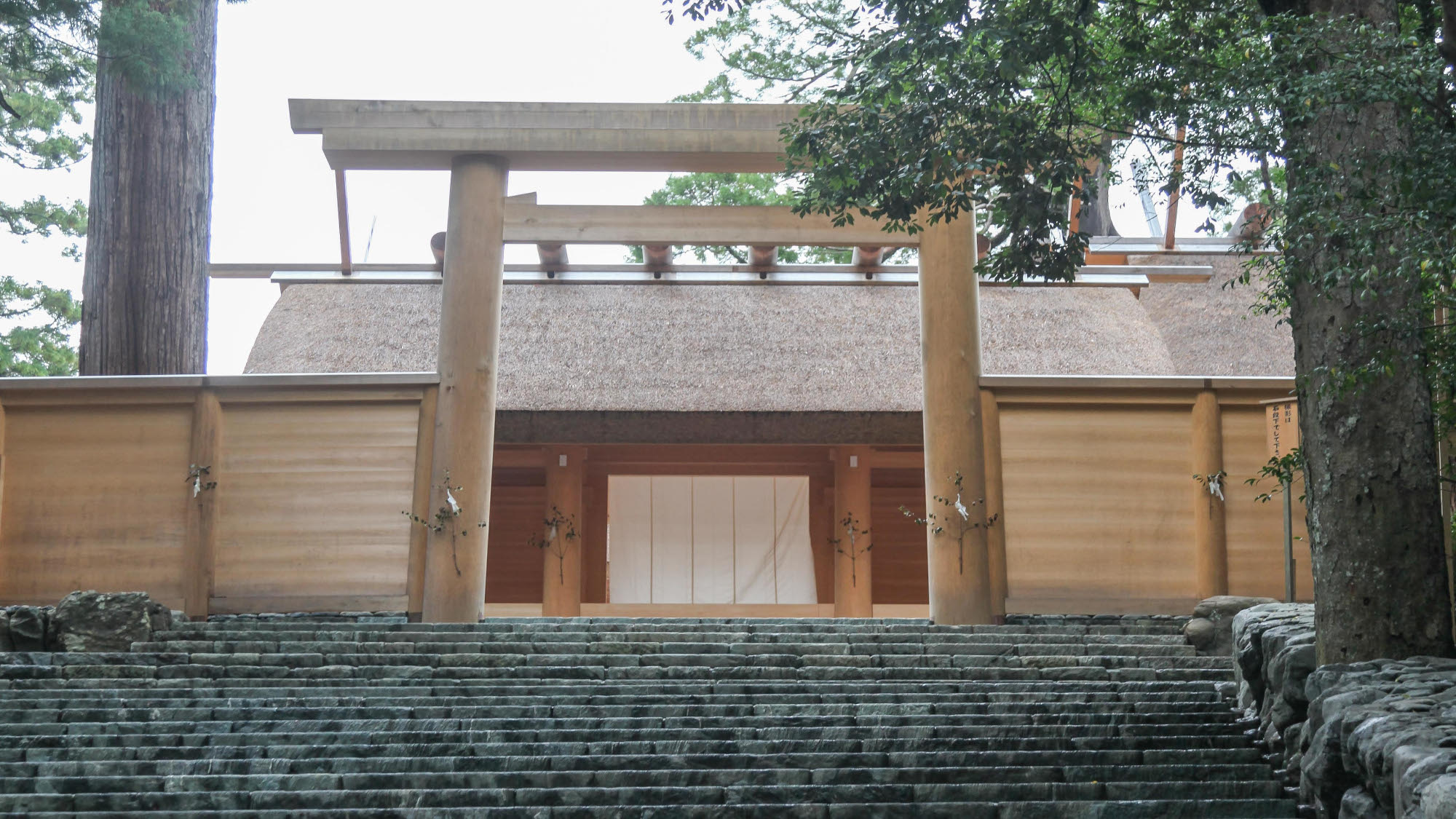 【内宮】江戸時代から日本人の聖地として神社№1の地位は絶対的！？　当館より車で８分♪