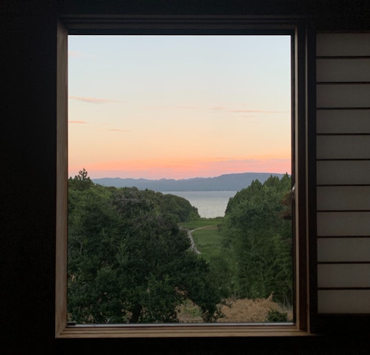 まるで絵画の様な景色を望む2階(青海波)