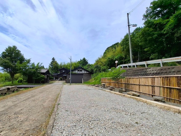 入り口より50メートル先に母屋がございます。