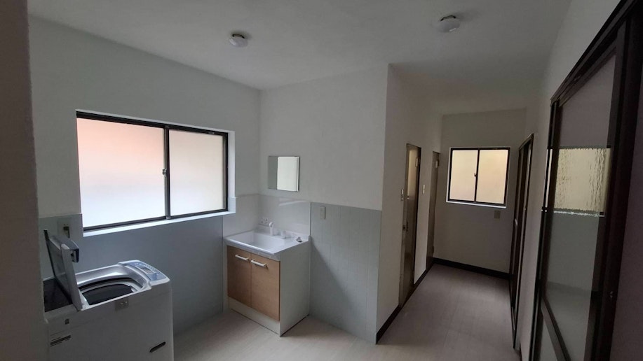 漆喰塗りの真っ白な洗面所