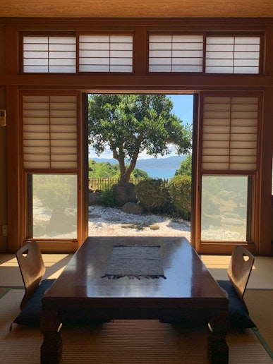 お庭と入江を望む(唐草)