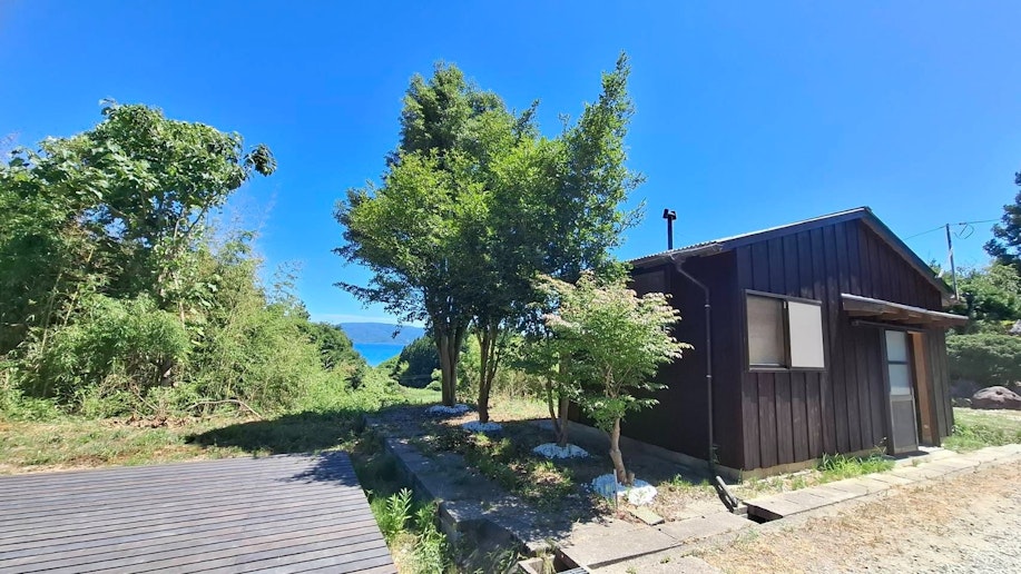 デッキと茶室と晴天