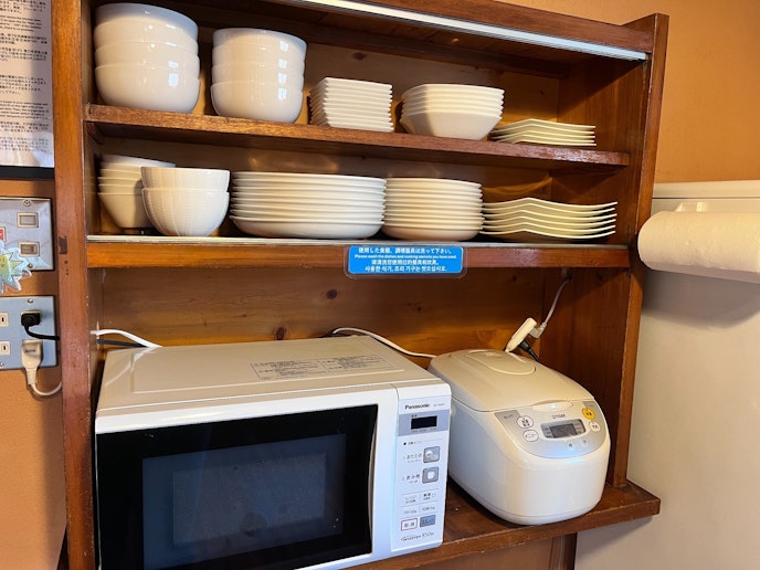 電子レンジ、炊飯器、冷蔵庫あります