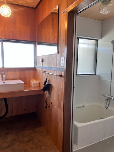 大きめの洗面台、シャワーは２本