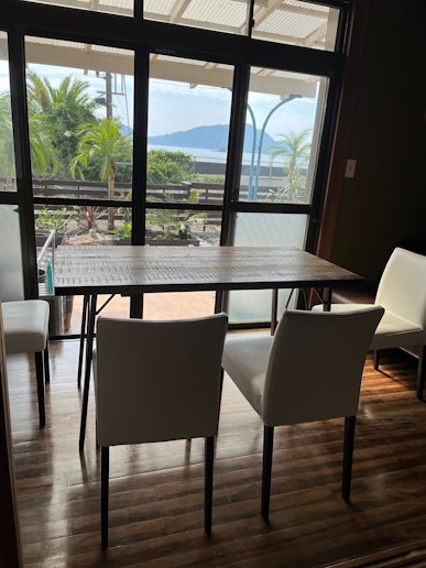 広めの縁側にダイニングテーブルを置きました。