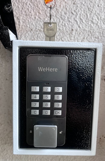 玄関キーはキーボックスに入っています。