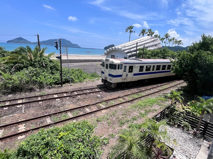 可愛いローカル線が目の前を通ります。