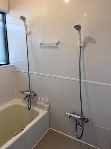 シャワーは２基。湯船は張れません