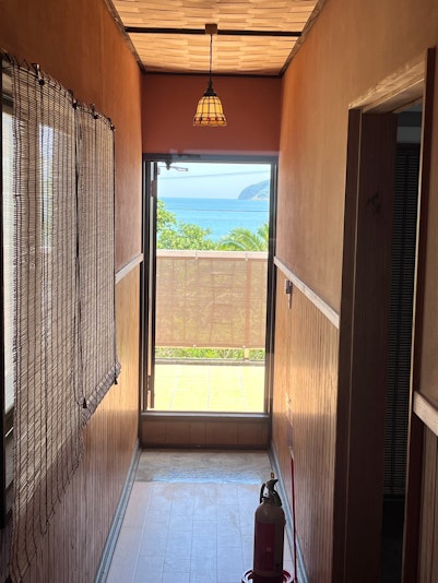 ２階廊下の奥はバルコニー