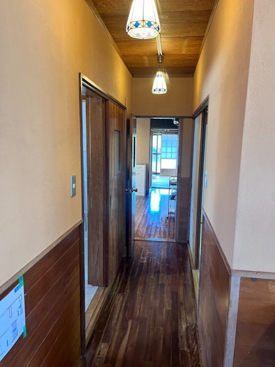 １階廊下。左手がバスルーム