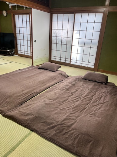 リビングの半分に布団を敷けます。
