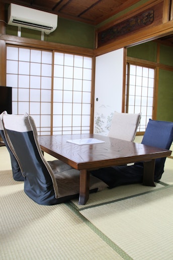 リビングテーブルは和テーブルと座椅子。