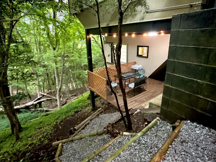 全天候対応　屋根付きBBQデッキ