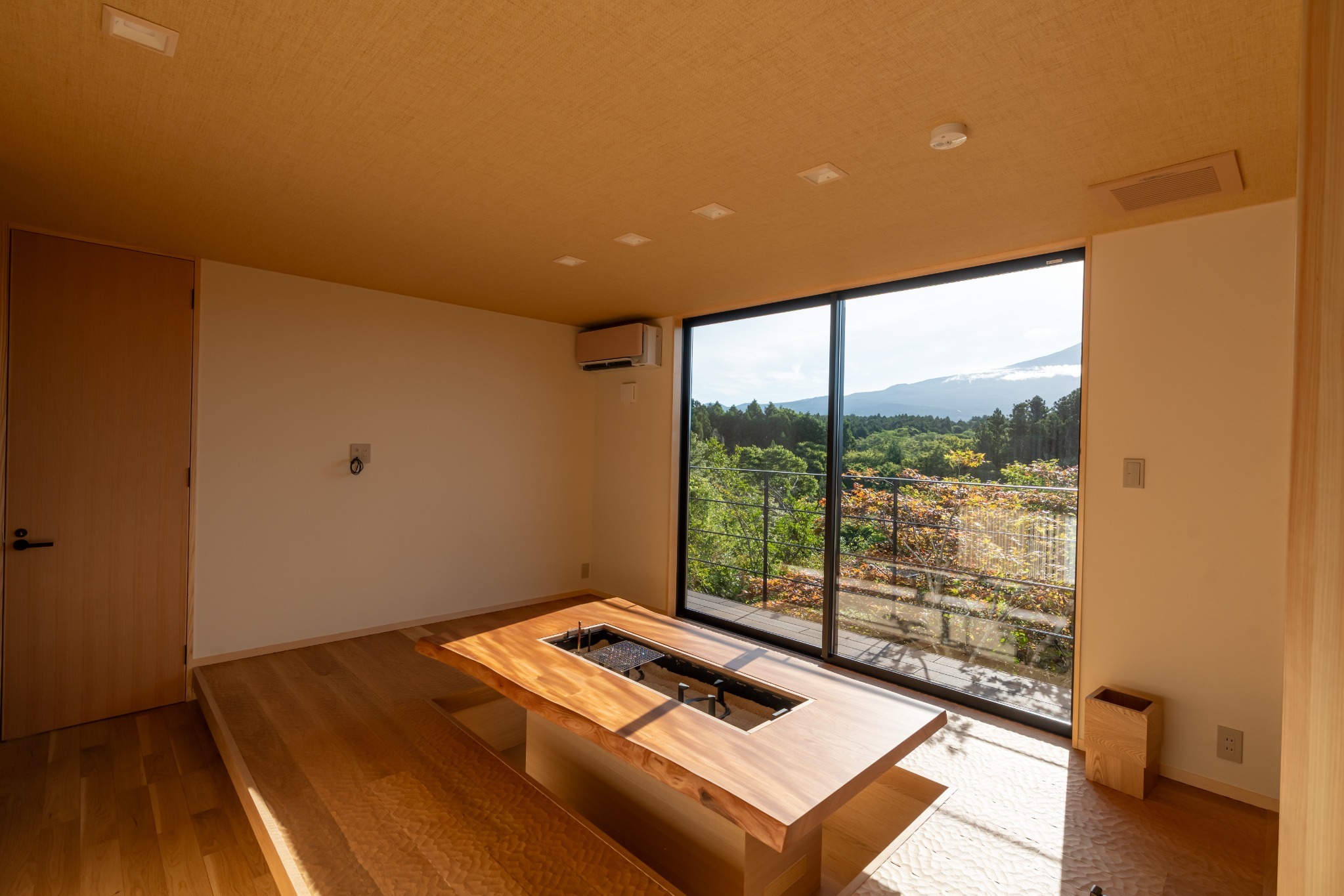 雪柳・囲炉裏テーブル