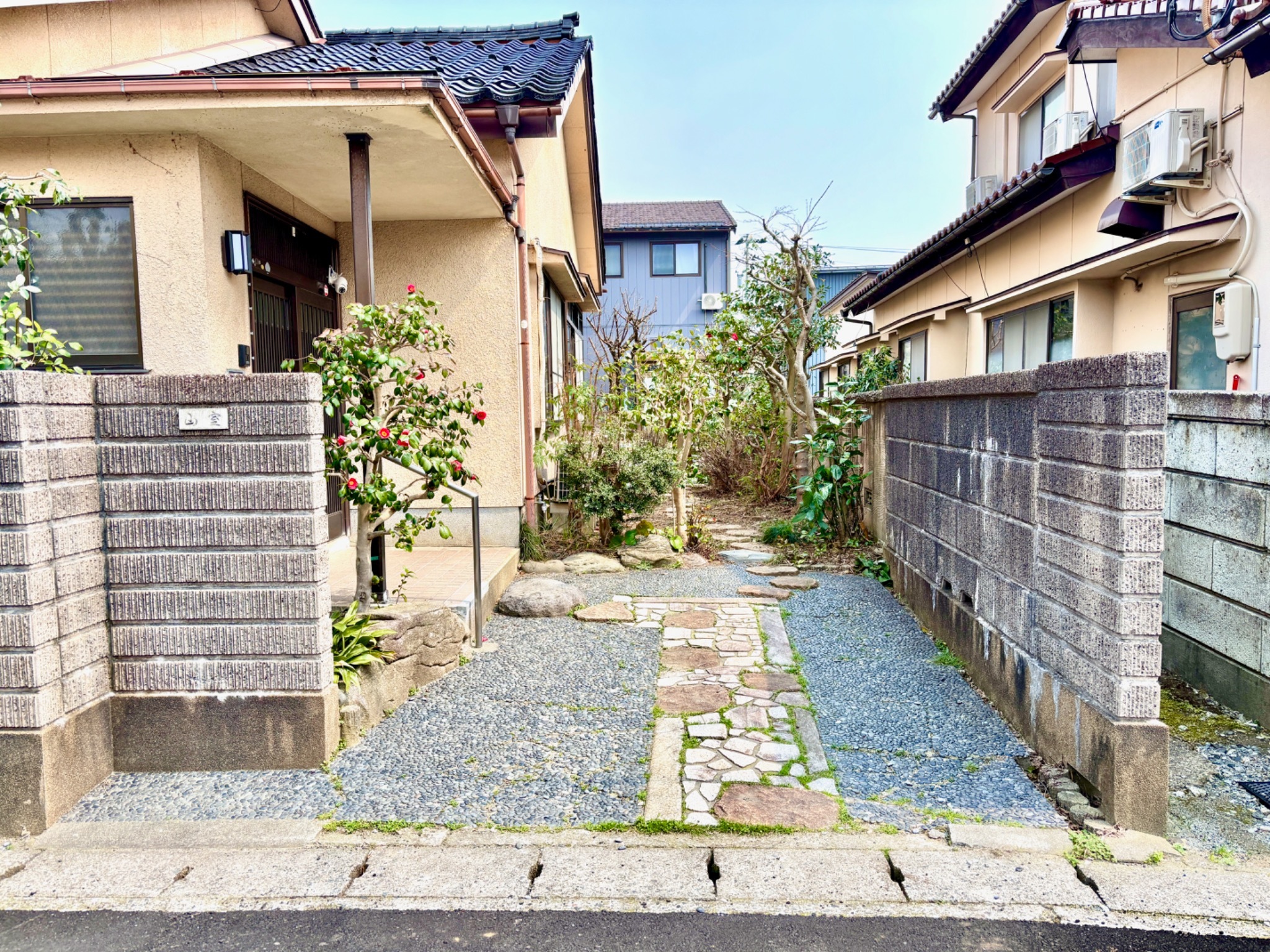 宿の入り口はご覧の通りです。