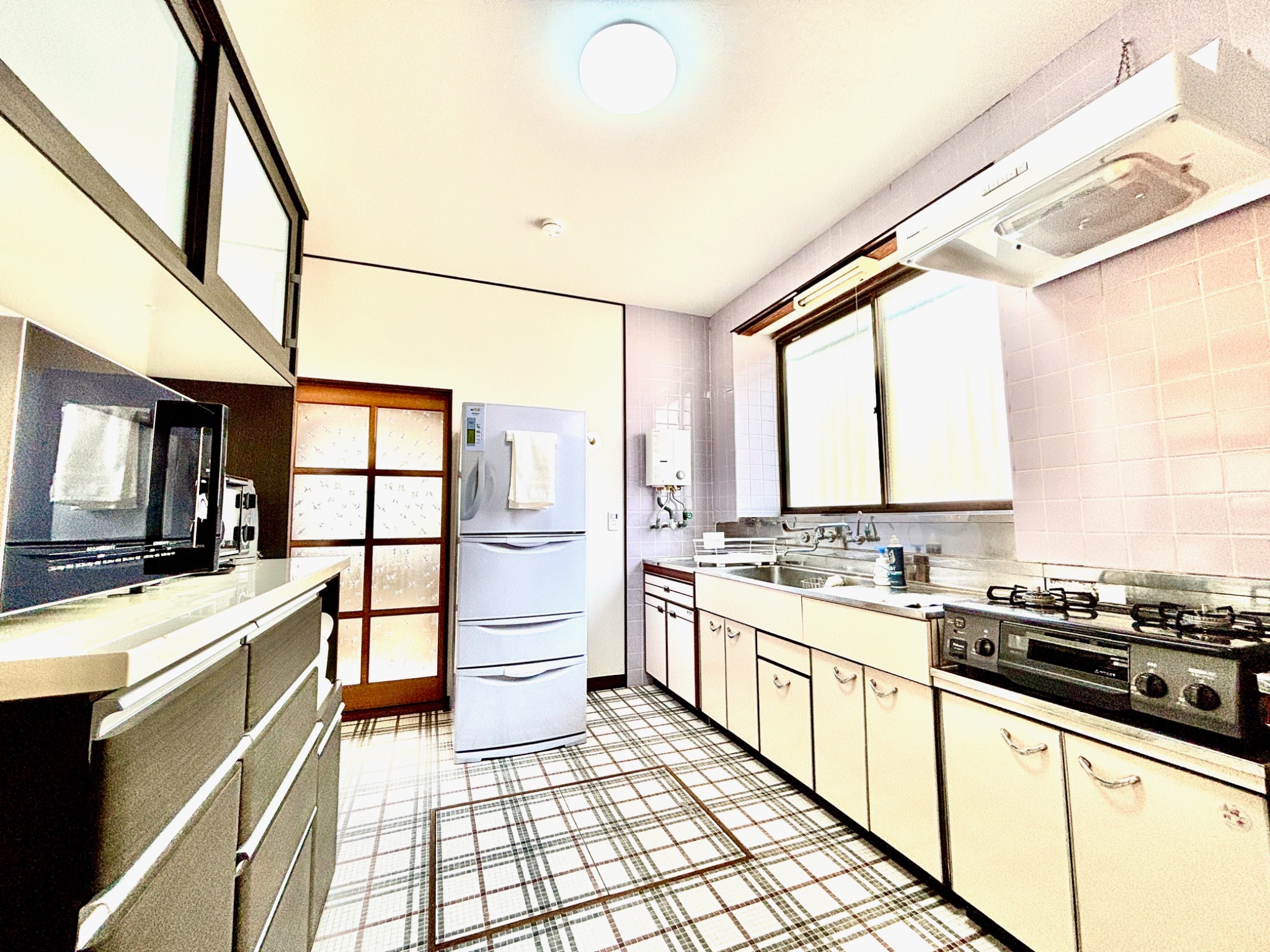 キッチンの空間はご覧の通りです。エアコンがございますので、快適にお過ごしいただけます。